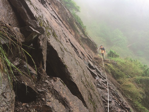 尼伯特颱風導致玉山主峰線步道5.6 公里處大面積順向坡岩塊崩滑因而截斷了步道/吳萬昌攝(玉管處提供)