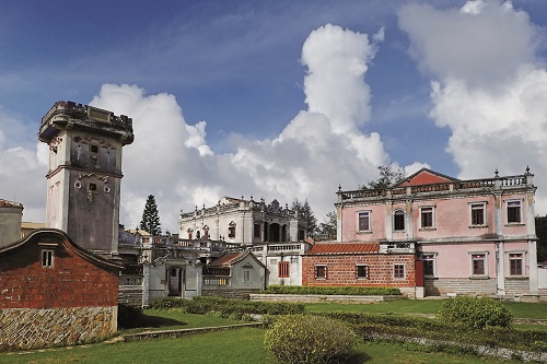 金門僑鄉文化的建築地標─得月樓,2003 年由金門縣政府登錄 為歷史建築。