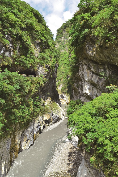 Yanzikou in the Liwu Gorge/Ye Lin