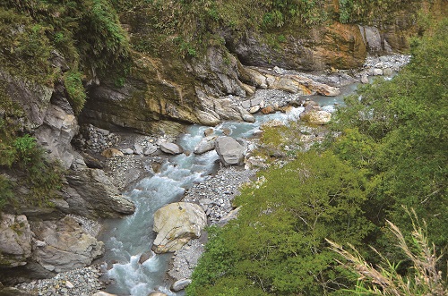 The steep mountains and rapid water of the Waheier River / Ye Lin