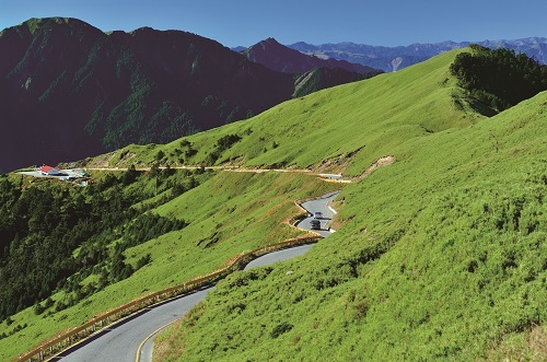 Mt. Hehuan, where the altitude is high enough and yet there is decent transportation and emergency services, is suitable place for a better understanding of mountaineers’ physical condition and adaptability. / Hsiao-Lu Ho