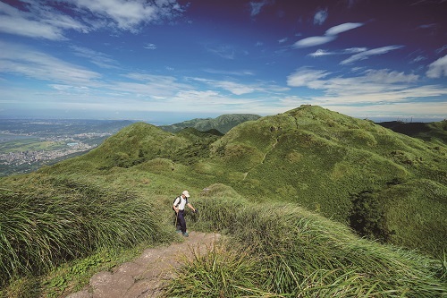 The vegetation near the Mt. Qixing ridgeline are mostly no tall vegetation. Oncethe thunder starts crushing down, hikers may become lightening conductors. / Huai-Chi Yang