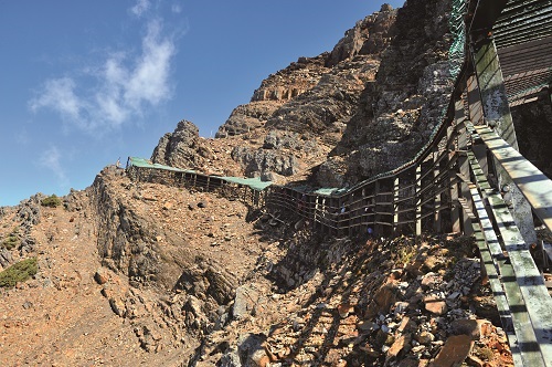 Security facilities of Mt. Jade Main Peak Route have routine maintenance. / Hsiao-Lu Ho