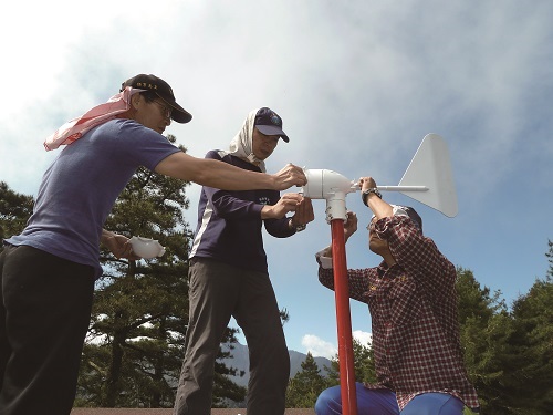 Setting the wind power equipment on Yuleng Cabin / Chin-Yu Tsai (provided by TNPH)
