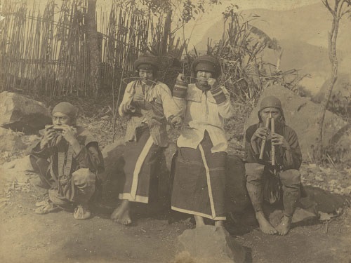 阿里山鄒族人吹奏樂器/森丑之助攝