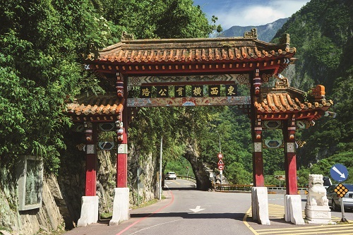 東西橫貫公路牌坊／劉淑瑛攝