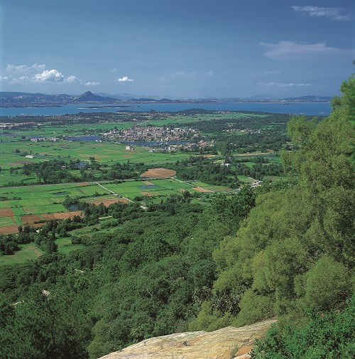 俯瞰慈湖、南山及北山聚落/廖東坤攝(金門國家公園管理處提供)