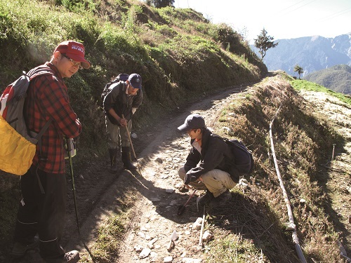 道路上亦可能發現出土器物(圖為上卡拉寶舊社階地前)/太管處提供