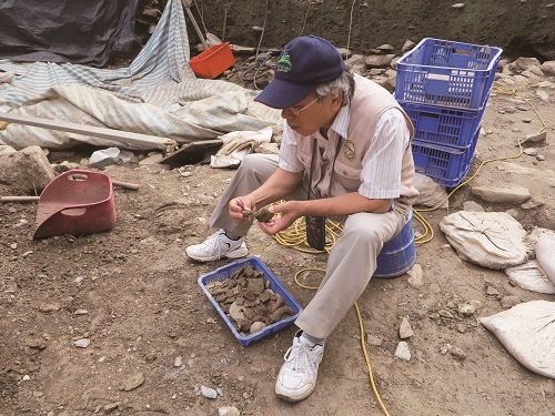 中央研究院研究員劉益昌教授現地工作照/ 劉益昌提供