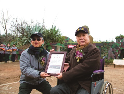 謝偉松處長頒感謝狀給熊震球先生