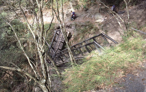 莫拉克颱風中受損的瓦拉米步道/邦卡兒‧ 海放南攝