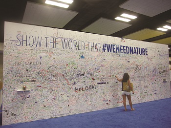 Signature signing at the World Conservation
Congress / Wei-Chia Su (provided by Construction
and Planning Agency)