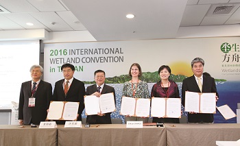 Signing a 6-year Memorandum of Understanding
with the SWS and WWF-Hong Kong / provided
by Construction and Planning Agency, Ministry
of the Interior