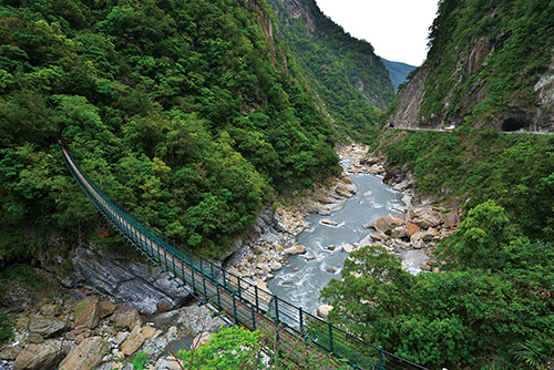 Due to the steep terrain and sensitive ecological environment, the traffic flow threshold
at Taroko National Park is more stringent than other places / Hsiao-Lu Ho