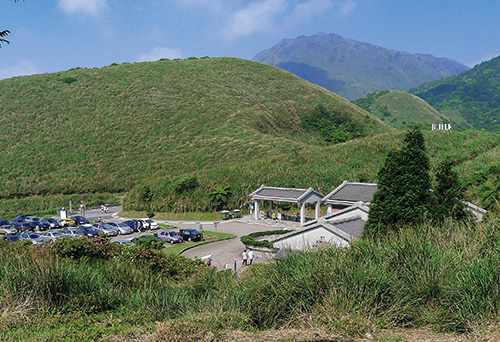 Qingtiangang bus stop at Yangmingshan National Park. / Hwai-
Chi Yang