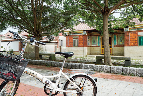 Conveniently renting bicycles in Kinmen National Park has become the
best helper on promoting low carbon tourism. / Huai-Chi Yang Conveniently renting bicycles in Kinmen National Park has become the
best helper on promoting low carbon tourism. / Huai-Chi Yang