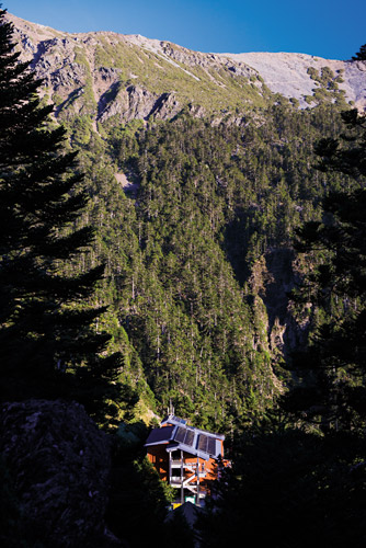 By uniformly providing meals at the Paiyun
Lodge of Yushan National Park significantly
reduces the carbon emissions from
handling kitchen wastes. / Hsiao-Lu Ho By uniformly providing meals at the Paiyun
Lodge of Yushan National Park significantly
reduces the carbon emissions from
handling kitchen wastes. / Hsiao-Lu Ho