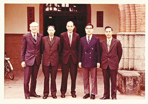 臺灣植物誌編輯委員,圖左至右:隸慕華、劉棠瑞、李惠林、小山鐵夫、黃增泉(攝於1975.02.28)/黃增泉提供