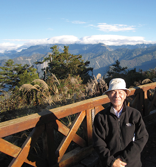 黃增泉教授(攝於2010.12.11,背景為玉山)/黃增泉提供