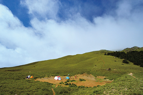 登山活動中的宿營行為主要的目的是要補充體力、恢復疲勞／何小綠攝 