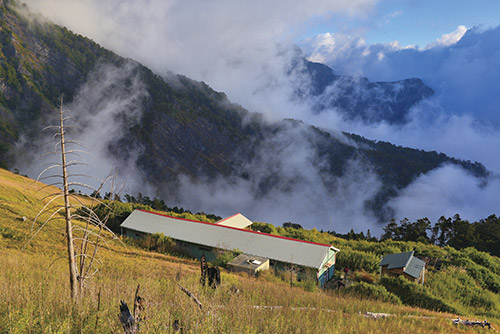 並非每個高山型國家公園的山屋都有提供露營營位，雪霸國家公園369 山莊即不提供營位／何小綠攝
