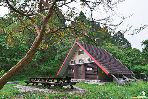 使用玉山國家公園登山路線上的露營營位，必須事前提出申請／何小綠攝