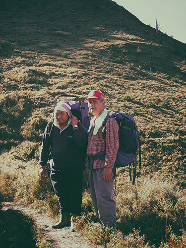  楊南郡與林淵源在八通關越嶺道上