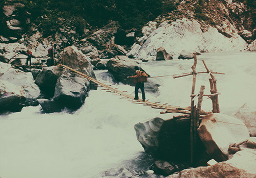 調查古道時，走竹吊橋通過立霧溪
