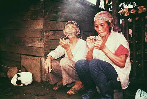 1985 年夏，住在巴達岡駐在所遺址上的太魯閣族老婦