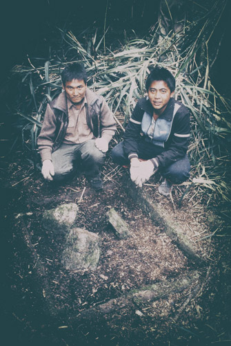 林淵源與族內青年（攝於阿波蘭池附近，布農抗日基地遺址）