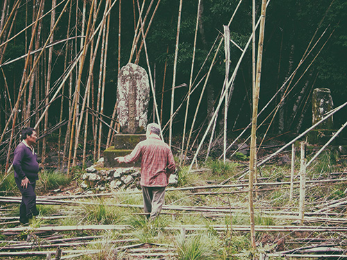 舊大分駐在所庭院的殉難諸士之碑與納靈之碑
