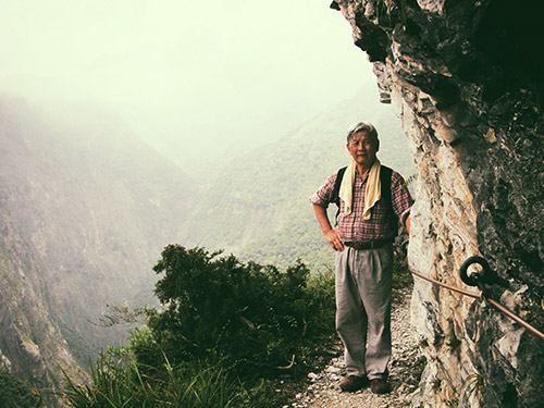 2011 年楊南郡站在1978 年曾經被虎頭蜂螫傷殆死的錐麓斷崖上