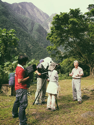 2011 年楊南郡在巴達岡遺址上拍攝紀錄片