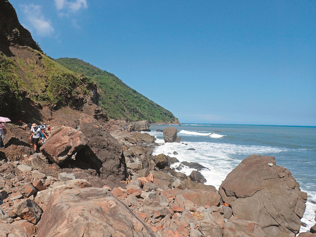 觀音鼻東方海岸原是舊時瑯嶠卑南道的路線而今地形已易牛車可行的景況 已不復見顏士傑攝