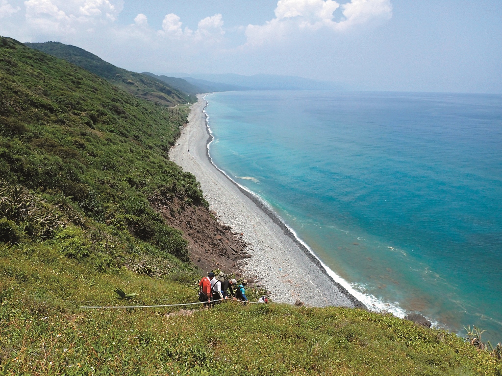 現今行走瑯嶠卑南道至觀音鼻時需登上岬角繞行顏士傑攝 