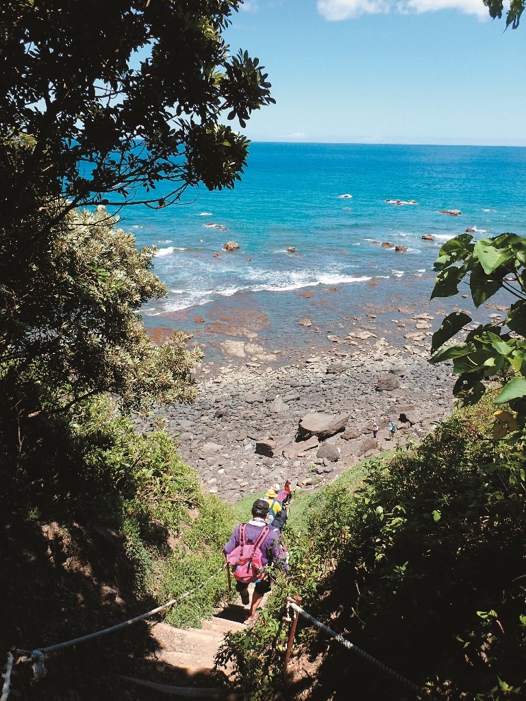 現今行走瑯嶠卑南道至觀音鼻時，需登上岬角繞行／顏士傑攝