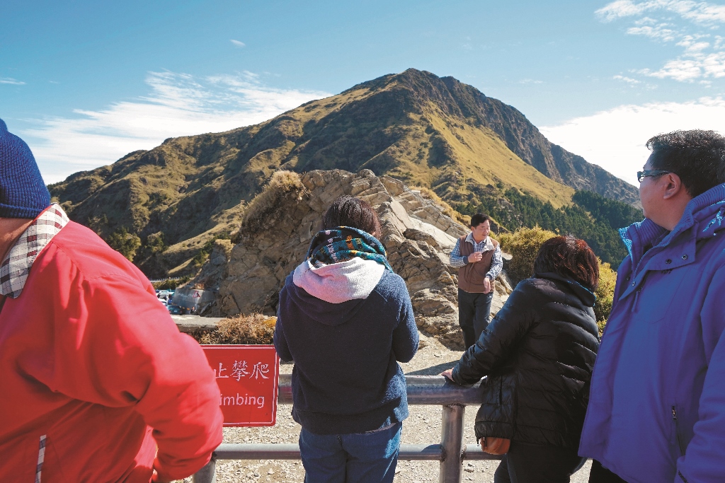 太魯閣國公園武嶺遊客翻越圍欄違法行為不但可能受罰更危害自身安全劉淑英攝