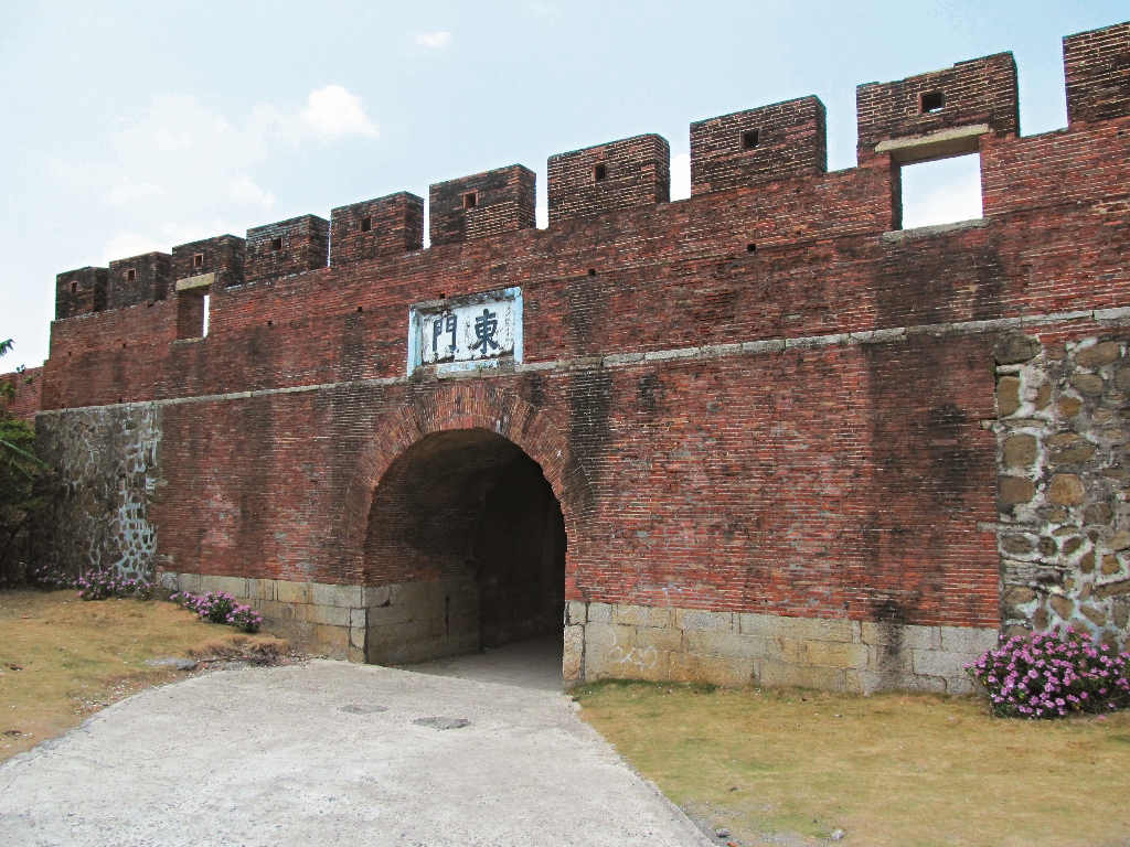 恆春城東門是清光緒初年恆春卑南道的起點墾管處提供