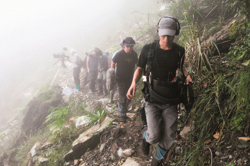 拍攝團隊在崎嶇險峻的環境中捕捉鏡頭