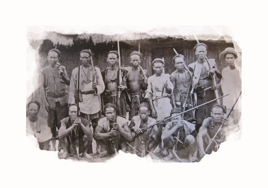 持槍的平埔族和作為通事的客家人後排右一徐如林提供
