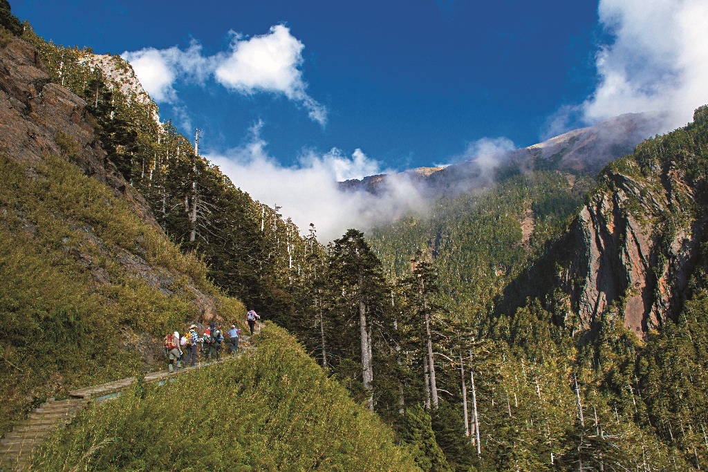 玉山群峰登山線何小綠攝