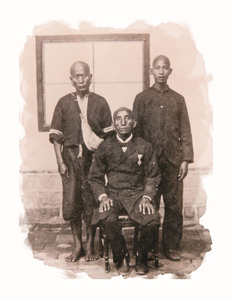 瑯嶠十八番社總頭目末代斯卡羅族頭目潘文杰中坐者徐如林提供