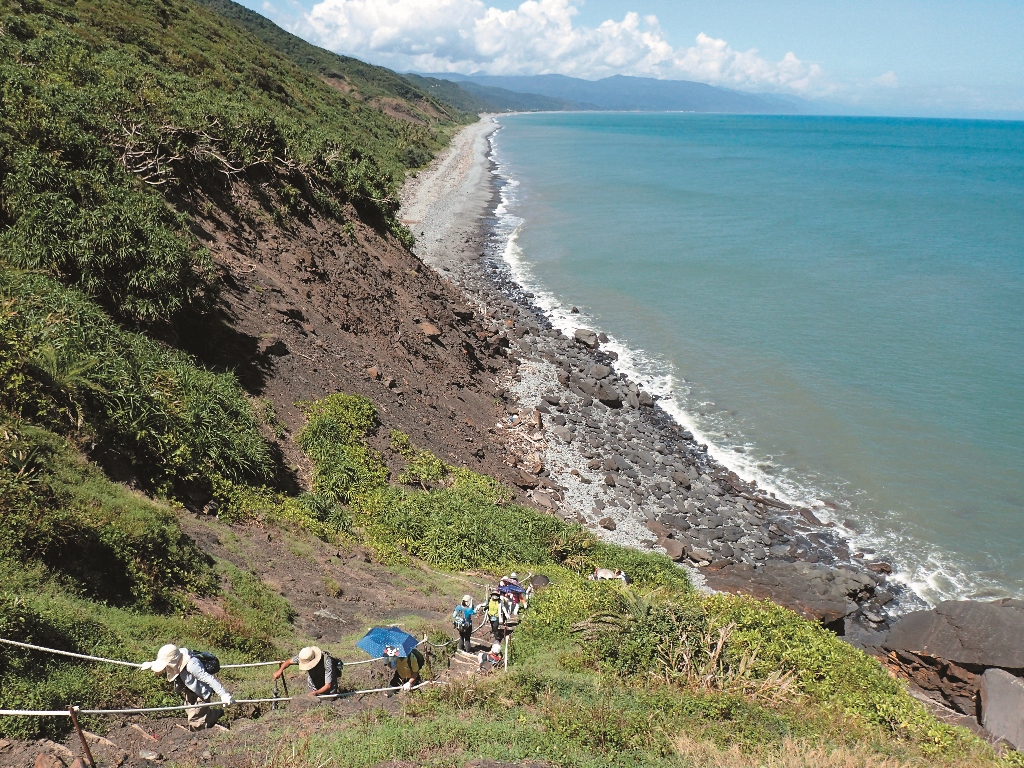 登上觀音鼻為舊時瑯嶠卑南道中途點可一覽沿海岸蜿蜒墾管處提供 