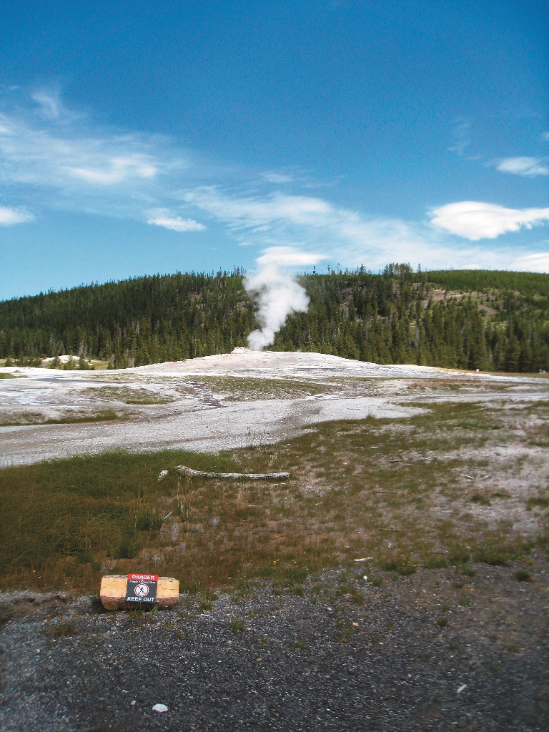 美國黃石公園噴泉旁豎立危險勿近的警告標語鄒佩蘅攝