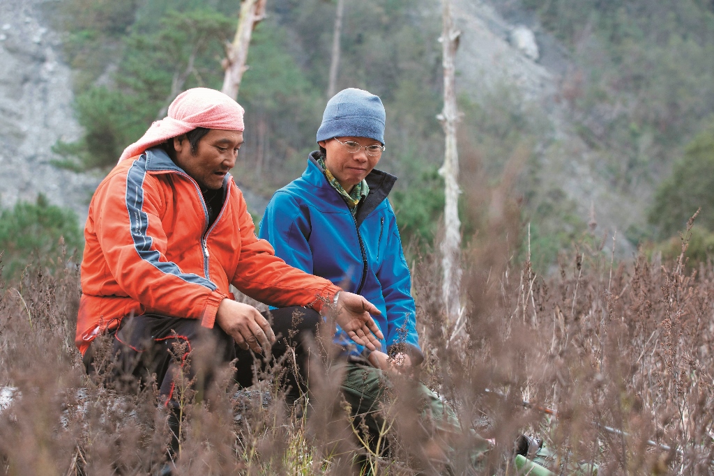 臺灣黑熊研究者黃美秀與布農族嚮導林淵源是電影中的靈魂人物