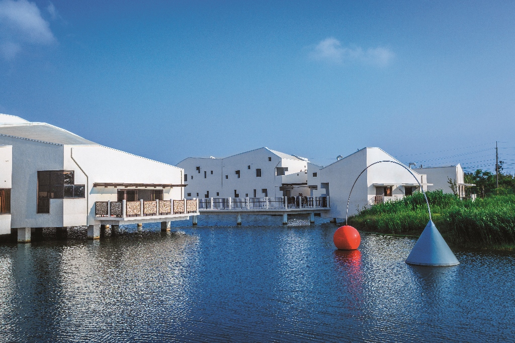 The construction and style of the stilted houses achieve the effect of utilizing oudiv>