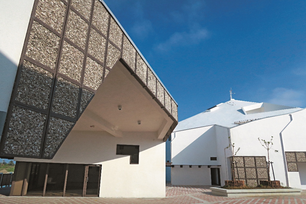 At the entrance, the oyster shelled matrix creates a vertical facade of a porous space for living things to inhabit