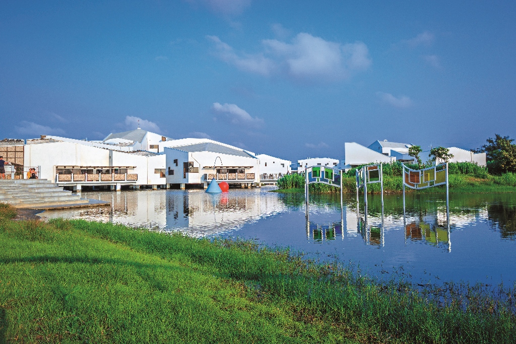 Using the existing terrain of the fish pond, the architect designed a natural revetment
with a slope that is less than 1:3. / Shi-Liang Yan