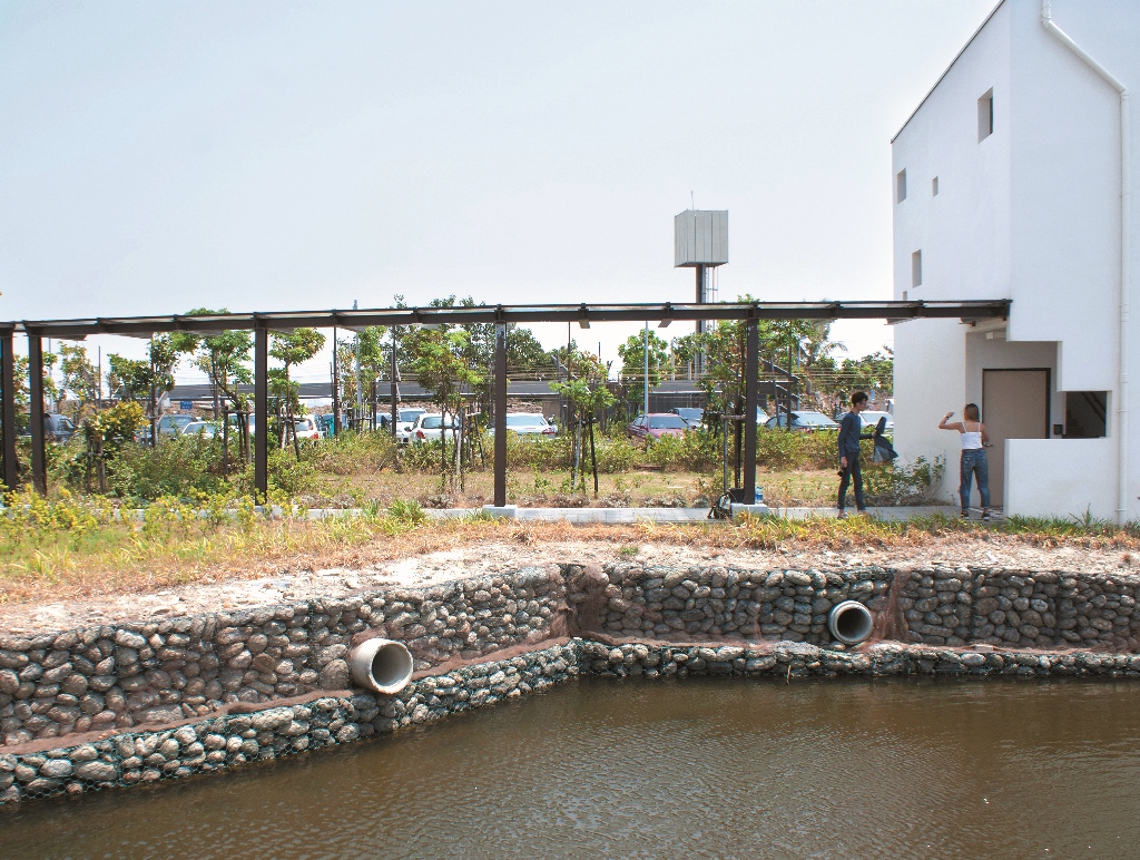 The stone cage is used to block the soil and protect the slope. The area is refilled with
pebbles to produce porous spaces so living things can use them as habitats. / Hui-Ying Lui
