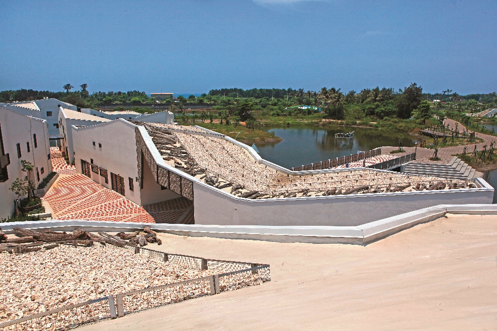 The texture of the street houses along the east-west direction of the Anping district leads the cool breeze of summer into the buildings